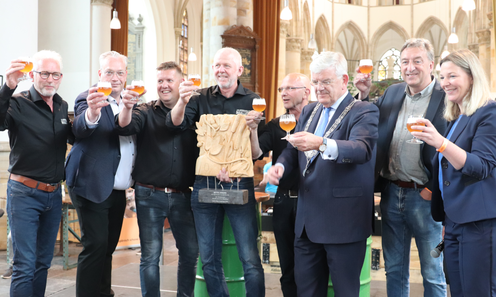 Brouwers van Maallust met de Mitra Award 2022 en het bier in de hand